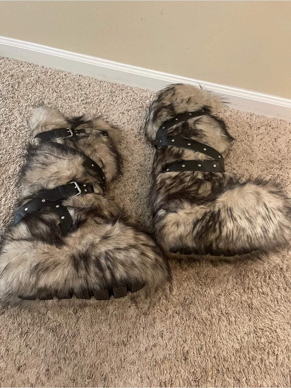 WILD INSTINCTS FAUX FUR BOOTS - OFF WHITE Sz 9